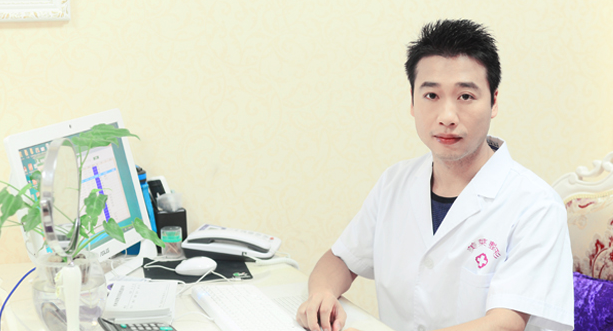 桂林时光医学美容门诊部方贤成|毛建文哪个医生做开眼角手术好？
